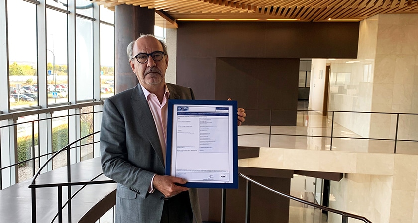 El CEO de Teltronic, Juan Ferro, posa con la acreditación IEC 62443 4-1