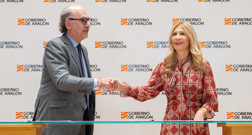 The Regional Minister of Economy, Employment and Industry of the Government of Aragon, Mar Vaquero, and the CEO of Teltronic, Juan Ferro, have signed the agreement