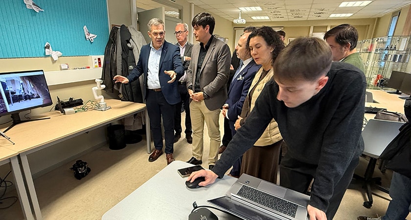 The Regional Minister of Science, Industry and Employment, Borja Sánchez, and Rector Ignacio Villaverde have visited the 5G laboratory.